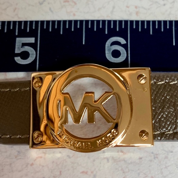 MICHAEL KORS GOLD PLATE LOGO W/ADJ. BRACELET *GUC - Picture 5 of 8